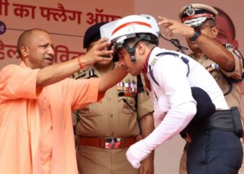 হেলমেটত আছে AC, ট্ৰেফিক পুলিচে পালে সকাহ