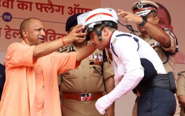 হেলমেটত আছে AC, ট্ৰেফিক পুলিচে পালে সকাহ