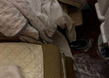 ৫লাখটকীয়া টিকট কিনি বিমানত পালে ফটা ছীটৰ আসন!