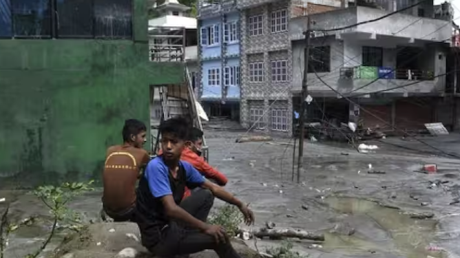 বৰষুণ-ভূমিস্খলনে লৈছে ভয়াৱহ ৰূপ; ১৪ জনৰ মৃত্যু, বহু সন্ধানহীন