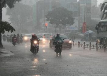 মুষলধাৰ বৰষুণৰ ফলত স্তব্ধ গুৱাহাটীৰ জনজীৱন