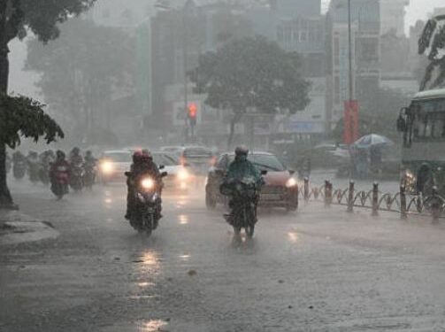 মুষলধাৰ বৰষুণৰ ফলত স্তব্ধ গুৱাহাটীৰ জনজীৱন