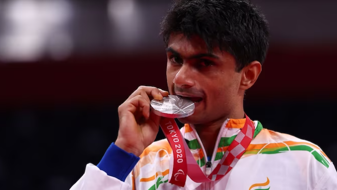 বিশ্ব ৰেংকিঙৰ শীৰ্ষত এইগৰাকী IAS বিষয়া; জীৱন সংগ্ৰামে কৰিব অনুপ্ৰাণিত