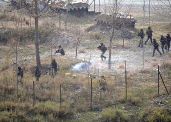 সন্ত্ৰাসবাদীৰ সৈতে জম্মু-কাশ্মীৰৰৰ উৰিত সেনা-আৰক্ষীৰ ভয়ানক সংঘৰ্ষ