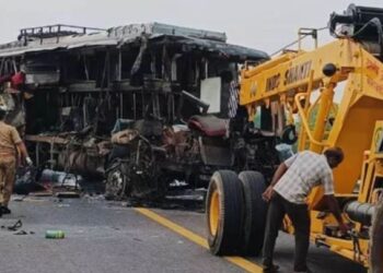 শোকাৱহ! যাত্ৰীবাহী বাছ আৰু টেংকাৰৰ ভয়ংকৰ সংঘৰ্ষত প্ৰাণ হেৰুৱালে ১৮ জন লোকে