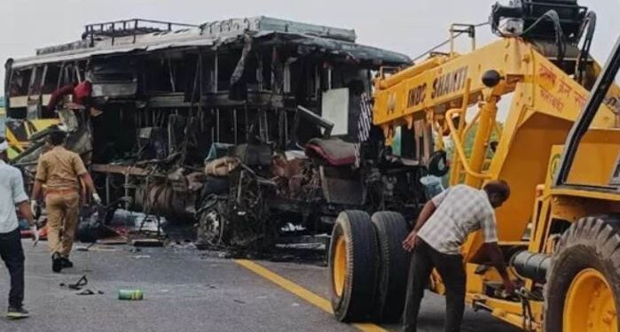 শোকাৱহ! যাত্ৰীবাহী বাছ আৰু টেংকাৰৰ ভয়ংকৰ সংঘৰ্ষত প্ৰাণ হেৰুৱালে ১৮ জন লোকে