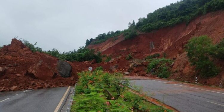ভয়ংকৰ ভূমিস্খলন; দুটা পৰিয়ালৰ সাতজনৰ মৃত্যু