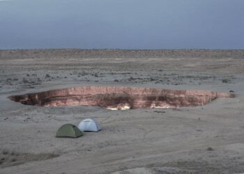 নৰকৰ দুৱাৰ! কি ভুল হৈছিল ইয়াত যাৰ বাবে ৫০ বছৰ ধৰি একেৰাহে জ্বলি আছে একুৰা জুই?