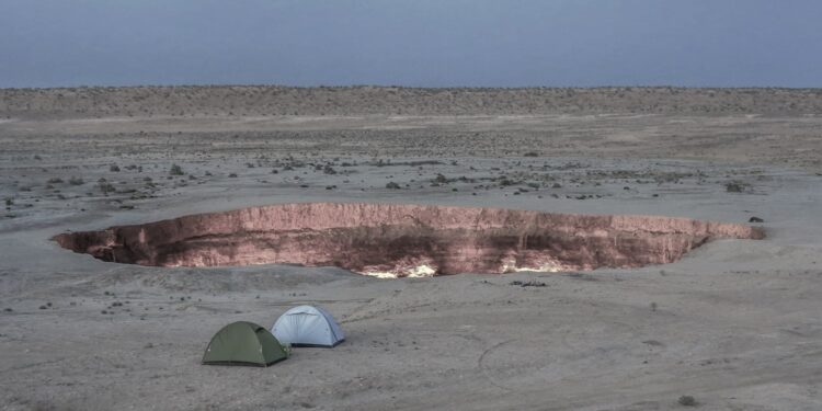 নৰকৰ দুৱাৰ! কি ভুল হৈছিল ইয়াত যাৰ বাবে ৫০ বছৰ ধৰি একেৰাহে জ্বলি আছে একুৰা জুই?