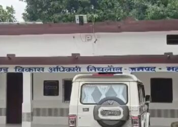 চৰকাৰী ধন সোমাইছিল পত্নীৰ একাউন্টত, ধন লৈ প্ৰেমিকৰ সৈতে পলাল ১১ গৰাকী মহিলা