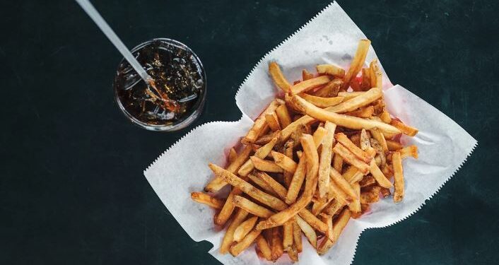 অতিৰিক্ত চৰ্বিয়ে জুৰুলা কৰিছে নেকি আপোনাক? এৰিব লাগিব এইকেইবিধ খাদ্য