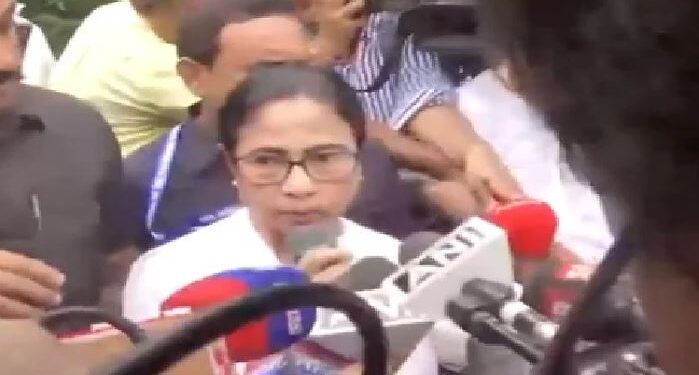 নীতি আয়োগৰ বৈঠকত বংগৰ মুখ্যমন্ত্ৰীৰ মাইক্ৰ’ফোন কৰ্তন; বৈঠক বৰ্জন বংগকন্যাৰ