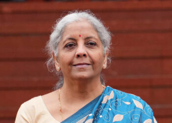 সদনত আজি দাখিল কৰা হ’ব বাজেট; ৰঙা বেগ লৈ সংসদত উপস্থিত নিৰ্মলা সীতাৰমণ