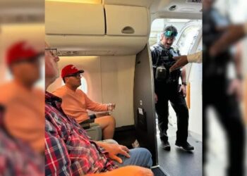 বিমানত উলংগ হৈ যাত্ৰীয়ে কৰিলে প্ৰস্ৰাৱ, জৰুৰী অৱতৰণ বিমানৰ