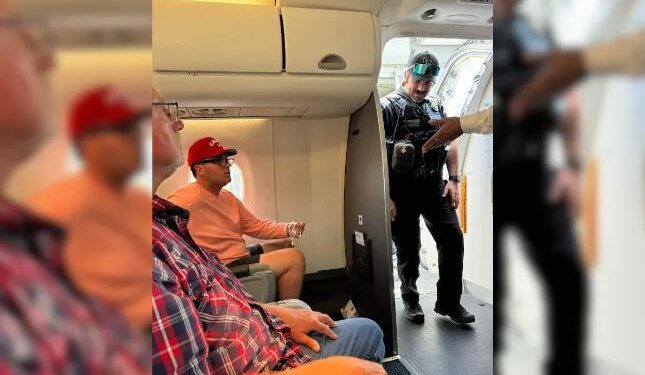 বিমানত উলংগ হৈ যাত্ৰীয়ে কৰিলে প্ৰস্ৰাৱ, জৰুৰী অৱতৰণ বিমানৰ