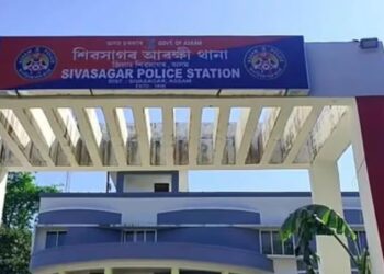 বৃদ্ধা মাতৃক ৰাখিবলৈ ঠাই নাই দুই পুত্ৰৰ! আশ্ৰয় বিচাৰি আৰক্ষীৰ কাষত মাতৃ