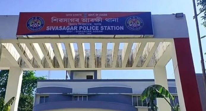 বৃদ্ধা মাতৃক ৰাখিবলৈ ঠাই নাই দুই পুত্ৰৰ! আশ্ৰয় বিচাৰি আৰক্ষীৰ কাষত মাতৃ
