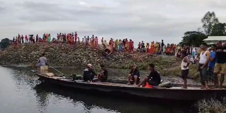 টুলুঙা নাওৰে যাত্ৰা কৰিছিল পিতা-পুত্ৰই; নাও ডুবি সন্ধানহীন পুত্ৰ