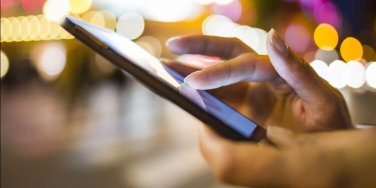 স্বাভাৱিক অৱস্থালৈ ঘুৰি আহিছে বাংলাদেশৰ জনজীৱন; আৰম্ভ কৰা হ’ল মোবাইল ইন্টাৰেনট