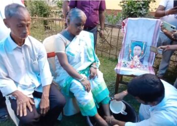 বীৰ শ্বহীদৰ বলিদানক সোঁৱৰণ; শ্বহীদৰ পিতৃ-মাতৃৰ চৰণ পখালিলে বিজেপিয়ে