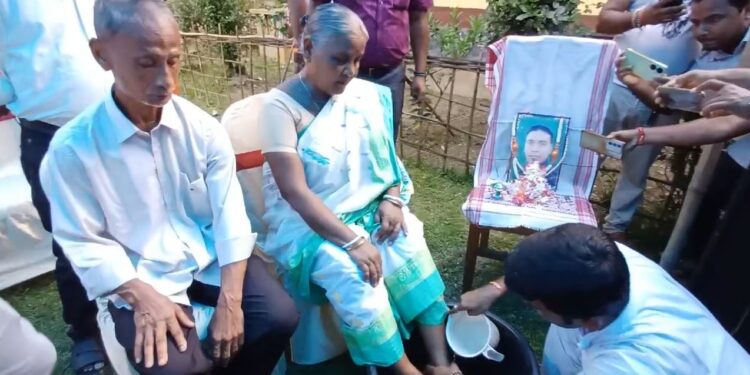 বীৰ শ্বহীদৰ বলিদানক সোঁৱৰণ; শ্বহীদৰ পিতৃ-মাতৃৰ চৰণ পখালিলে বিজেপিয়ে