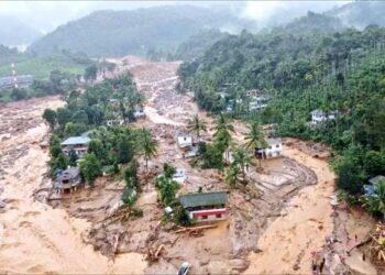 কেৰালাত মহাপ্ৰলয়ঃ তাচপাতৰ দৰে খহিছে পাহাৰ, অৱৰ্ণণীয় পৰিৱেশ