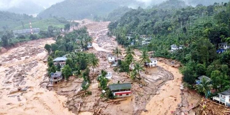 কেৰালাত মহাপ্ৰলয়ঃ তাচপাতৰ দৰে খহিছে পাহাৰ, অৱৰ্ণণীয় পৰিৱেশ