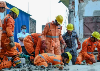 ধাৰাসাৰ বৰষুণৰ পিছতেই খহি পৰিল তিনিমহলীয়া অট্টালিকা; তিনিজনৰ মৃত্যু