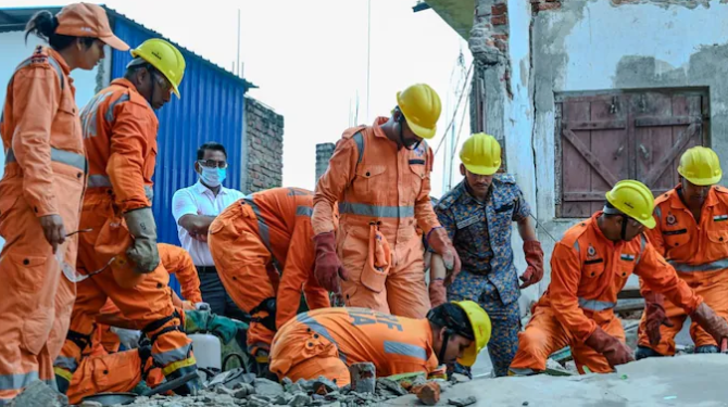 ধাৰাসাৰ বৰষুণৰ পিছতেই খহি পৰিল তিনিমহলীয়া অট্টালিকা; তিনিজনৰ মৃত্যু