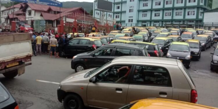 বাতিল কৰক মেঘালয় ভ্ৰমণ! টেক্সি চালকৰ প্ৰতিবাদত গাড়ী ভিতৰতে আৱদ্ধ যাত্ৰী