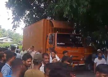 খাৰুপেটীয়াত মালবাহী ট্ৰাকৰ সৈতে ভয়ংকৰ সংঘৰ্ষ বাইকৰ; এজন আৰোহীৰ মৃত্যু