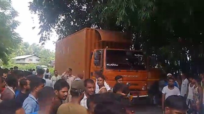 খাৰুপেটীয়াত মালবাহী ট্ৰাকৰ সৈতে ভয়ংকৰ সংঘৰ্ষ বাইকৰ; এজন আৰোহীৰ মৃত্যু