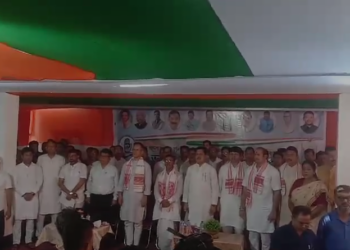 পৰম্পৰাগত সাজ-পাৰ পৰিধান কৰি কংগ্ৰেছত যোগদান কৰিলে নলবাৰীৰ প্ৰাক্তন বিধায়ক অশোক শৰ্মাই