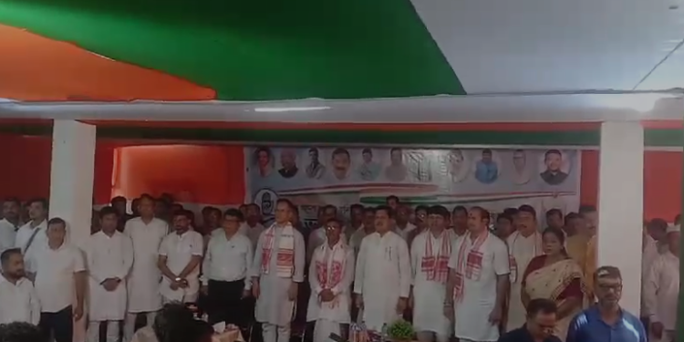 পৰম্পৰাগত সাজ-পাৰ পৰিধান কৰি কংগ্ৰেছত যোগদান কৰিলে নলবাৰীৰ প্ৰাক্তন বিধায়ক অশোক শৰ্মাই