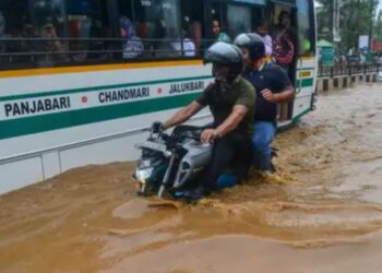এজাক বৰষুণতে ডুবিল মহানগৰীৰ আভিজাত্য! শিক্ষানুষ্ঠান বন্ধ ঘোষণা প্ৰশাসনৰ