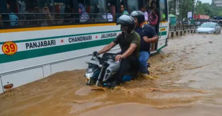 এজাক বৰষুণতে ডুবিল মহানগৰীৰ আভিজাত্য! শিক্ষানুষ্ঠান বন্ধ ঘোষণা প্ৰশাসনৰ
