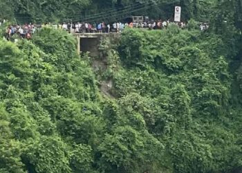 নেপালত ৪০ গৰাকী ভাৰতীয় যাত্ৰী কঢ়িয়াই নিয়া বাছ বাগৰিল নদীত; ১৪ জনে হেৰুৱালে প্ৰাণ