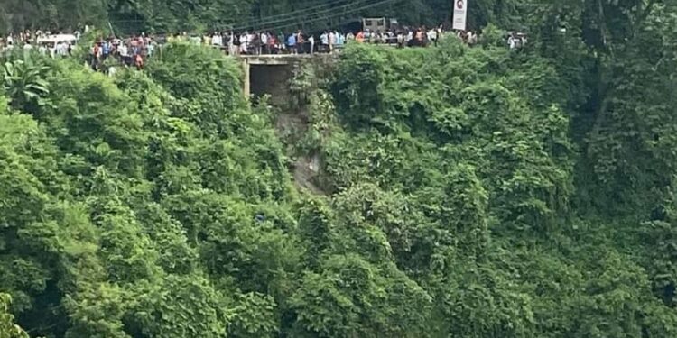 নেপালত ৪০ গৰাকী ভাৰতীয় যাত্ৰী কঢ়িয়াই নিয়া বাছ বাগৰিল নদীত; ১৪ জনে হেৰুৱালে প্ৰাণ