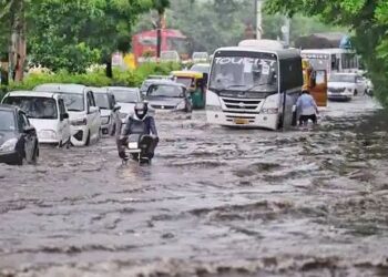 দিল্লীত ধাৰাসাৰ বৰষুণ: কৃত্ৰিম বানত প্লাবিত বিস্তীৰ্ণ অঞ্চল