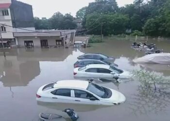 গুজৰাটত ভয়ংকৰ বানপানী:  গভীৰ পানীলৈ নামি গ’ল  ৰবীন্দ্ৰ জাদেজাৰ পত্নী