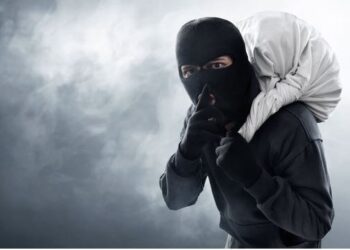 নিশা ৩ বজাত চোৰৰ অনুৰোধ “নমস্কাৰ পুলিচ! আমি চোৰ, আমাক বচাওক”