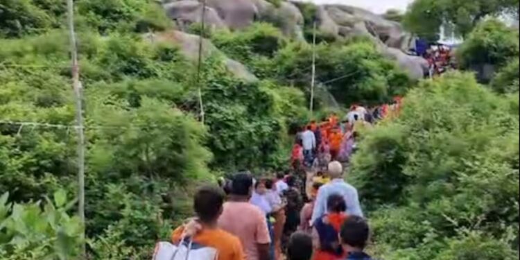 শিৱক পানী অভিষেক কৰিবলৈ মন্দিৰত উপস্থিত লাখ-লাখ ভক্ত; ৭ জনৰ মৃত্যু