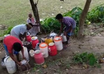 গাখীৰৰ নামত খাইছে নদীৰ পানী; সাধাৰণ লোকৰ লগত ল’ৰা-ধেমালি ফকিৰগঞ্জৰ ব্যৱসায়ীৰ