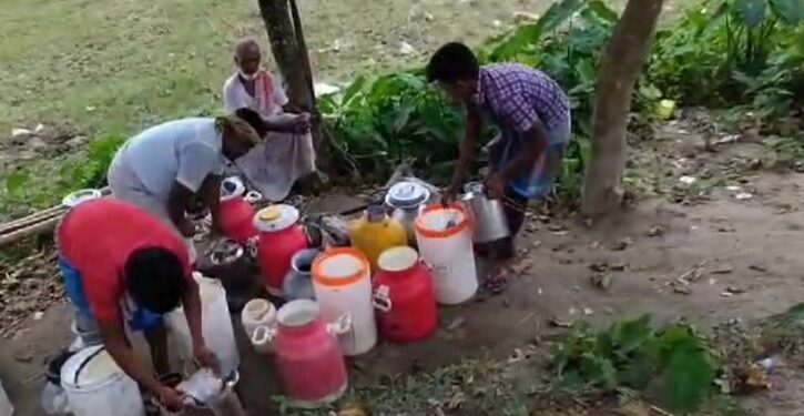 গাখীৰৰ নামত খাইছে নদীৰ পানী; সাধাৰণ লোকৰ লগত ল’ৰা-ধেমালি ফকিৰগঞ্জৰ ব্যৱসায়ীৰ