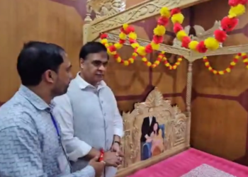 চালে চকু ৰোৱা…. মুখ্যমন্ত্ৰী হিমন্ত বিশ্ব শৰ্মাক চাৰি লাখ টকাৰ বিচনা উপহাৰ জাকিৰ লস্কৰৰ