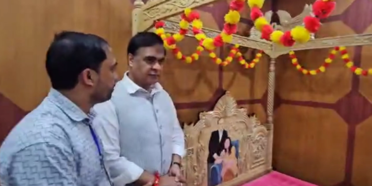 চালে চকু ৰোৱা…. মুখ্যমন্ত্ৰী হিমন্ত বিশ্ব শৰ্মাক চাৰি লাখ টকাৰ বিচনা উপহাৰ জাকিৰ লস্কৰৰ