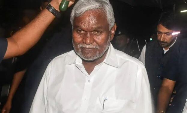 ঝাৰখণ্ডৰ প্ৰাক্তন মুখ্যমন্ত্ৰী চম্পাই চোৰেনৰ এচকোৰ্ট বাহনক অচিনাকী ট্ৰাকৰ খুন্দা; এজনৰ মৃত্যু