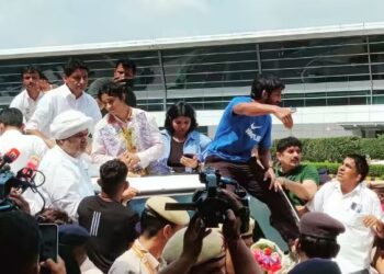 স্ব-গৃহত উপস্থিত বিনেশ ফ’গাট; শুভাকাংক্ষীৰ উষ্ম আদৰণি