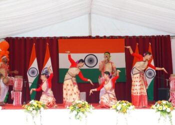 কলম্বোত টাকুৰী ঘূৰা দি নাচিলে অসমৰ ৰাংঢালী নাচনীয়ে; ৰঞ্জিত কুমাৰ গগৈৰ নেতৃত্বত বিহু নাচ প্ৰদৰ্শন