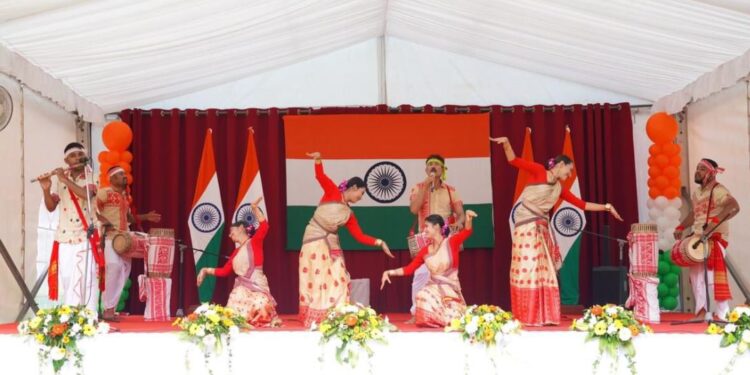 কলম্বোত টাকুৰী ঘূৰা দি নাচিলে অসমৰ ৰাংঢালী নাচনীয়ে; ৰঞ্জিত কুমাৰ গগৈৰ নেতৃত্বত বিহু নাচ প্ৰদৰ্শন